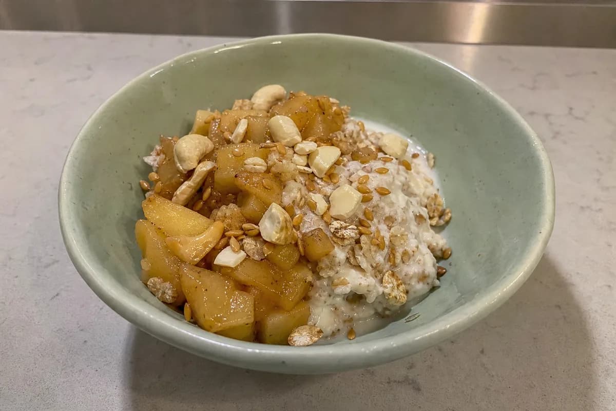 Basische Bowl mit Zimt-Äpfeln