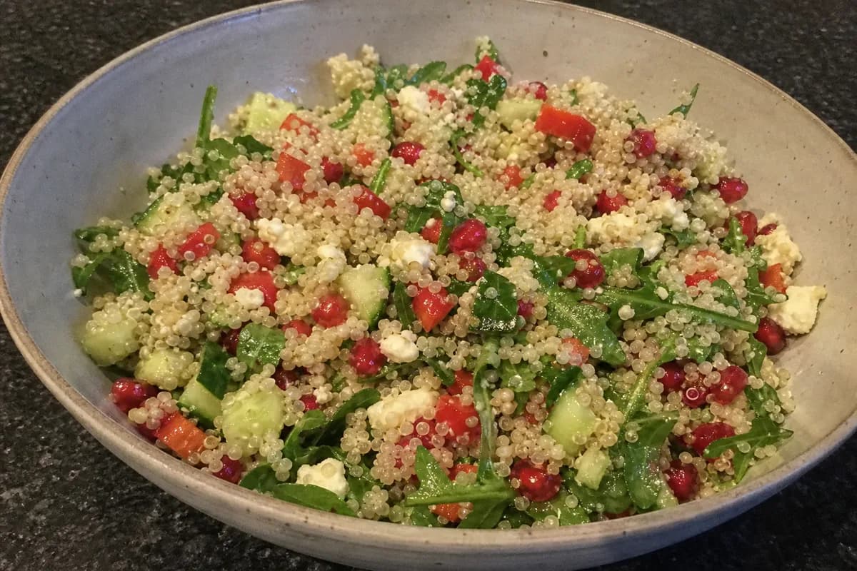 Mediterraner Quinoa-Salat mit Feta & Granatapfel