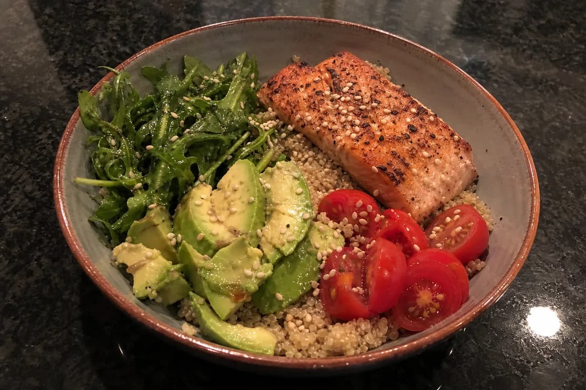 Mediterrane Lachs-Bowl mit Avocado & Quinoa