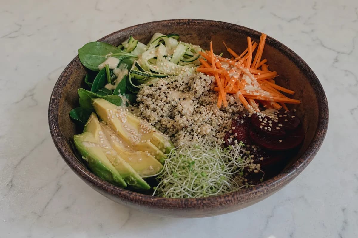 Bunte Buddha-Bowl mit Roter Bete