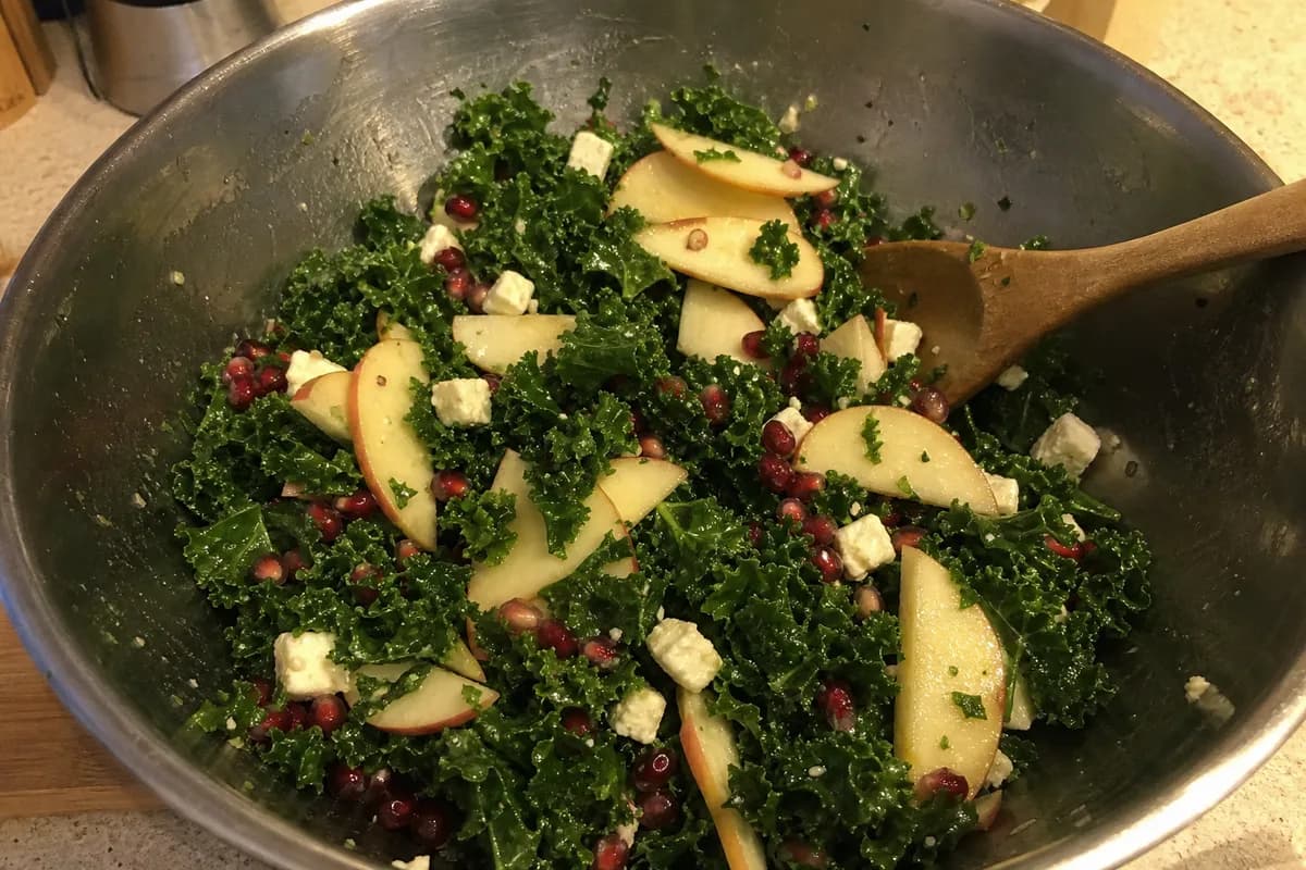 Grünkohlsalat mit Granatapfel und Feta