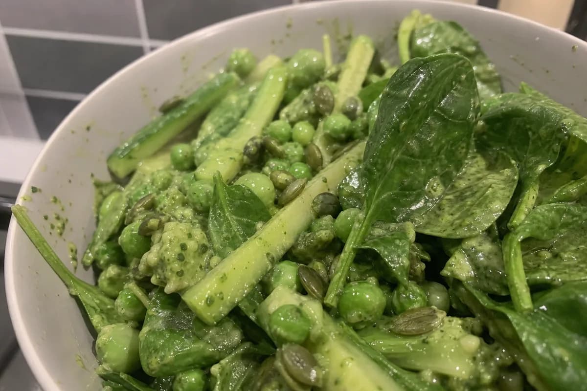 Green Goddess Salat mit Spinat und Erbsen