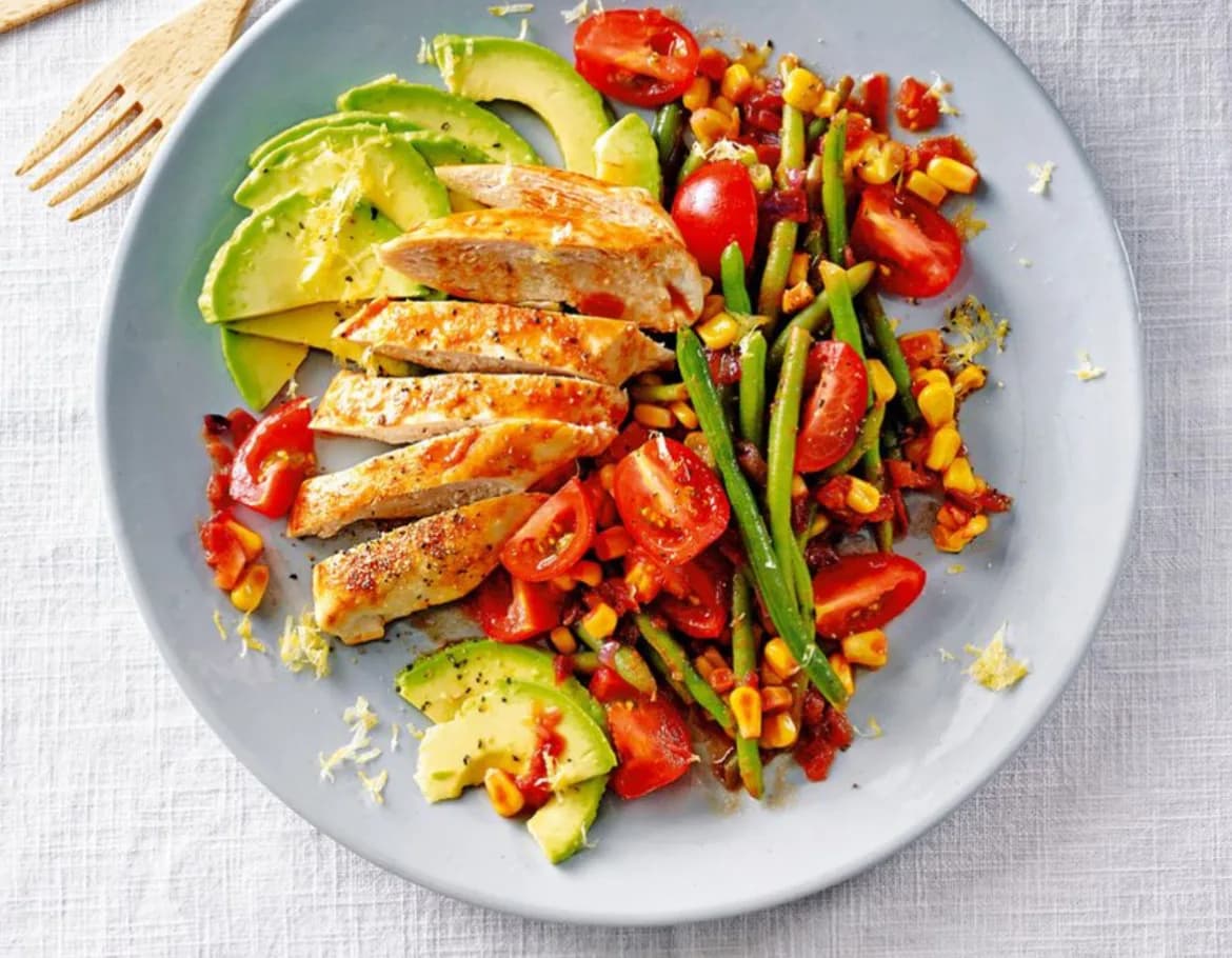 Hähnchen-Avocado-Tagliata mit bunten Bohnen