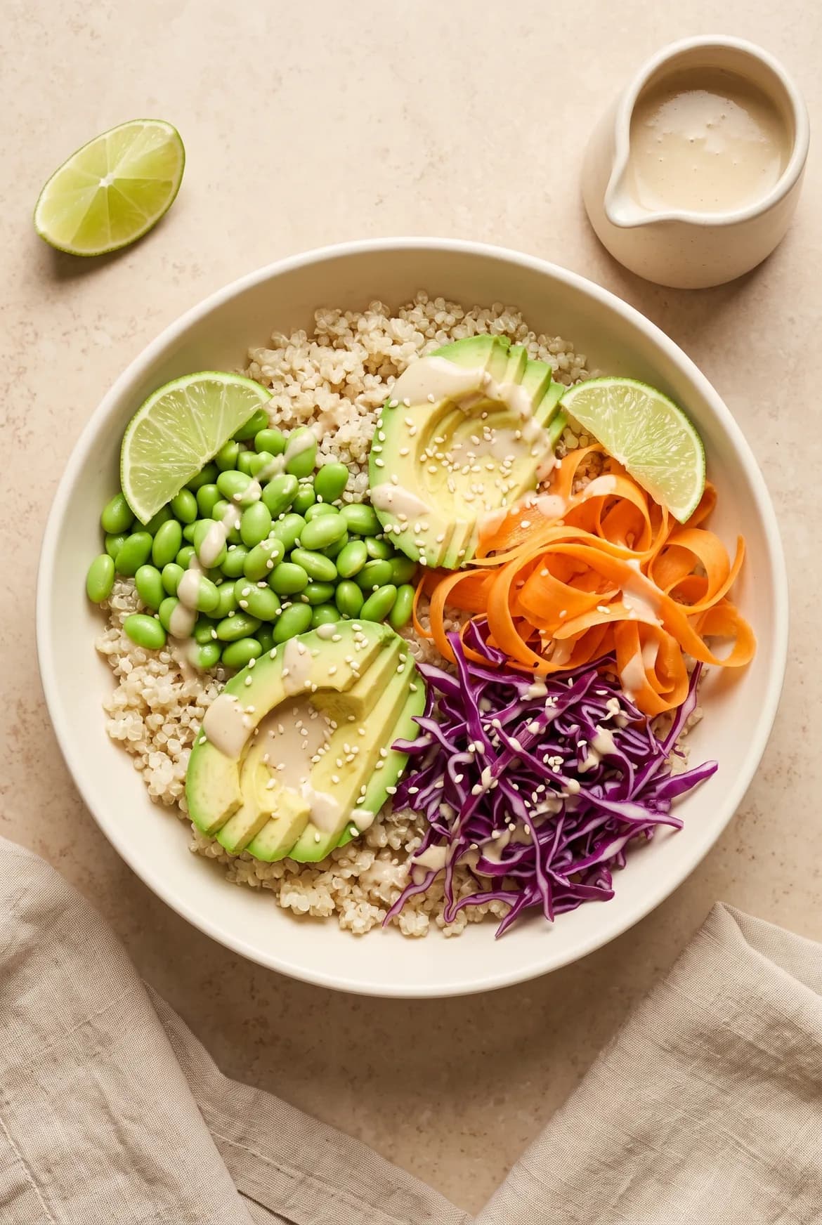 Quinoa-Bowl mit Edamame und Tahini-Dressing