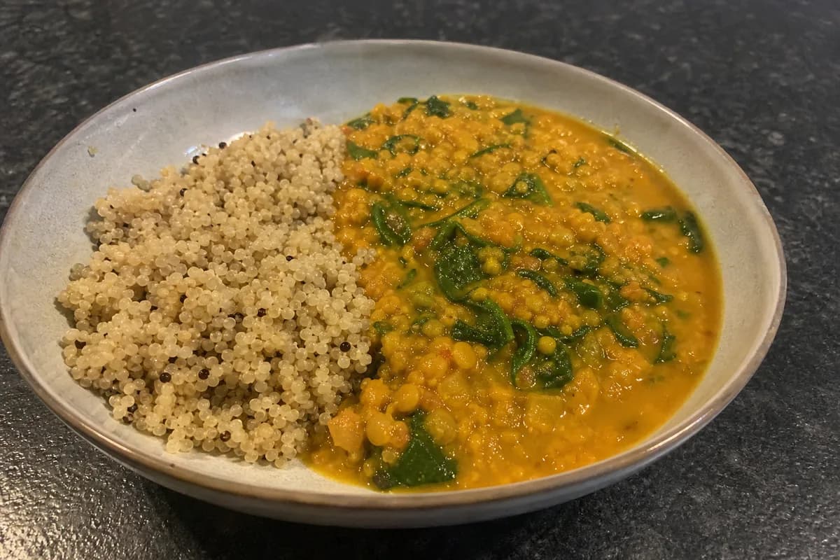 Linsen-Spinat-Curry mit Quinoa