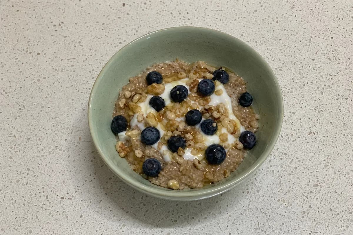 Warmes Zimt-Porridge mit Beeren, Nüssen & Joghurt