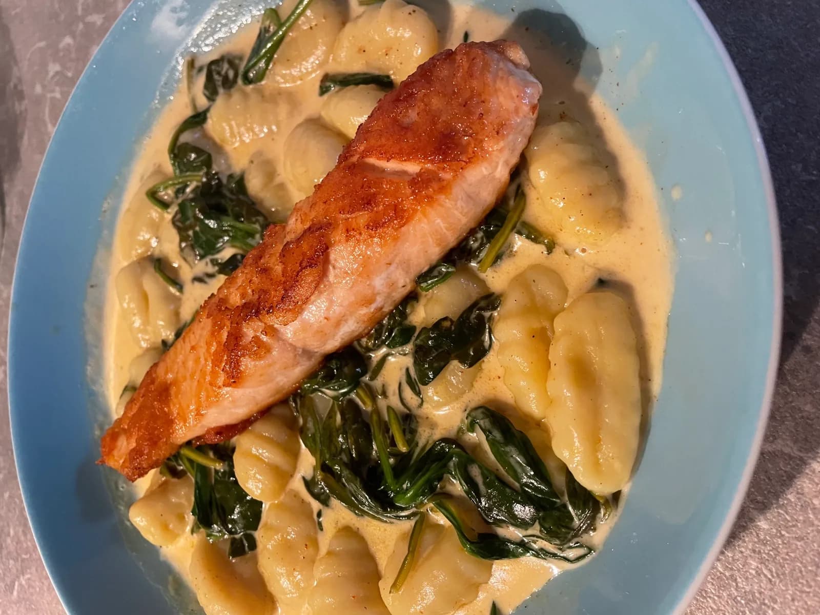 Zitronige Lachs-Spinat-Gnocchi