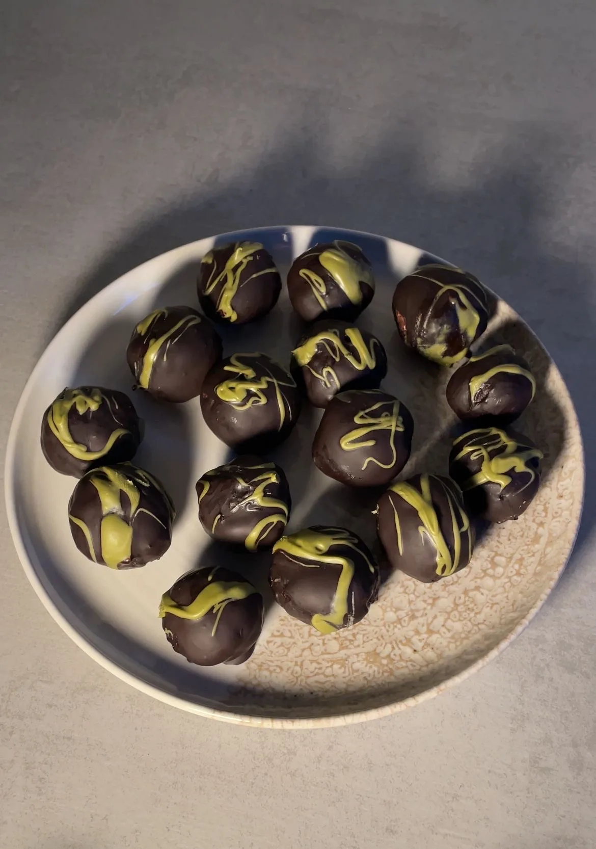 Schoko-Pistazien-Energy-Balls